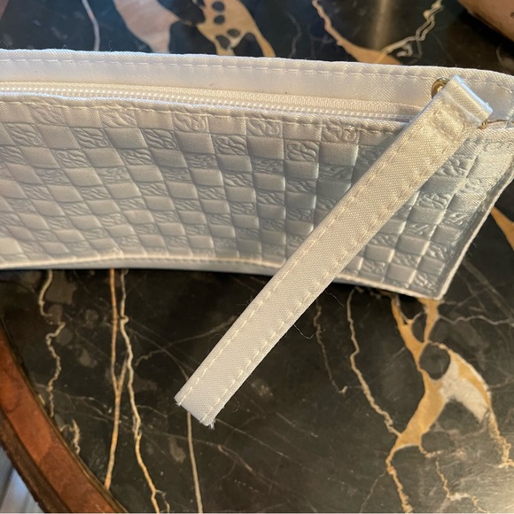 3 Multi-use Zippered Pouches Red Sporty Bag Green Vented Bag & White Classy Bag - Picture 12 of 14